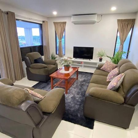 Lovely 4-Bedroom Holiday Home With Free Parking. ラウトカ エクステリア 写真