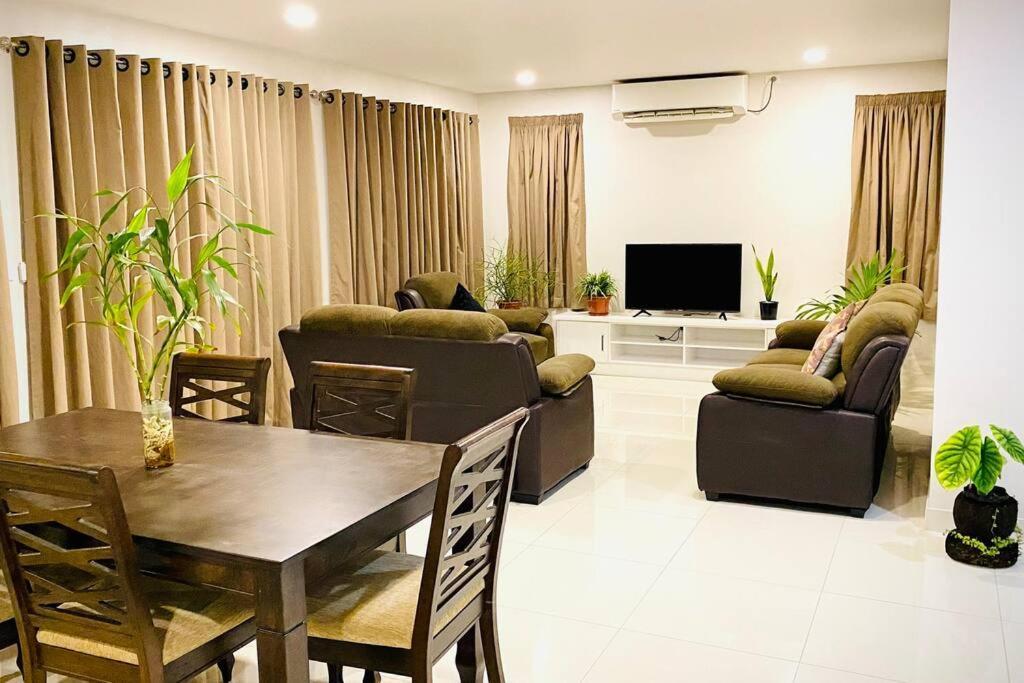 Lovely 4-Bedroom Holiday Home With Free Parking. ラウトカ エクステリア 写真