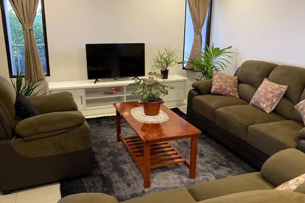 Lovely 4-Bedroom Holiday Home With Free Parking. ラウトカ エクステリア 写真