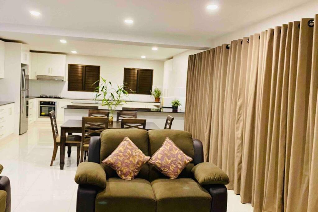 Lovely 4-Bedroom Holiday Home With Free Parking. ラウトカ エクステリア 写真
