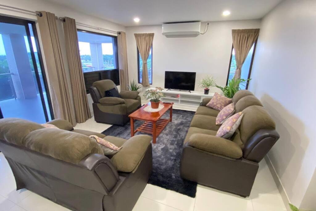 Lovely 4-Bedroom Holiday Home With Free Parking. ラウトカ エクステリア 写真