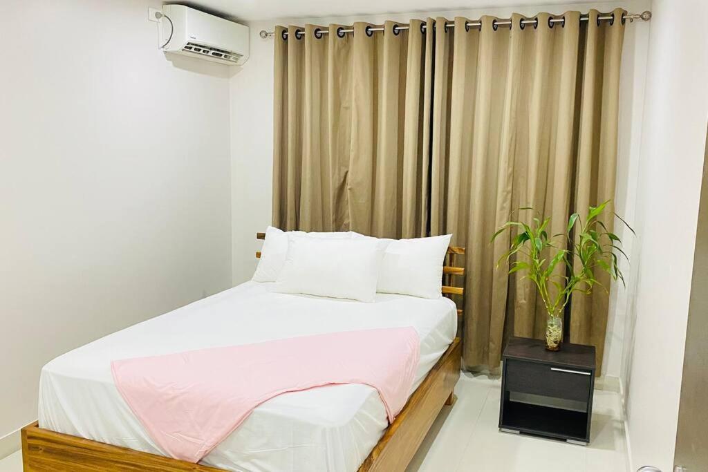 Lovely 4-Bedroom Holiday Home With Free Parking. ラウトカ エクステリア 写真