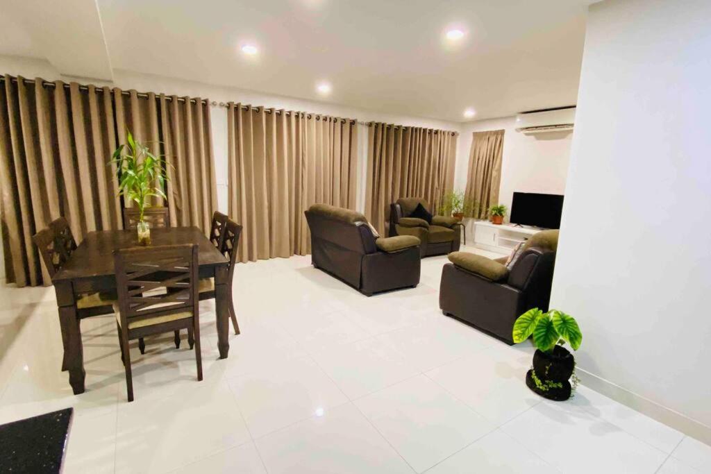 Lovely 4-Bedroom Holiday Home With Free Parking. ラウトカ エクステリア 写真