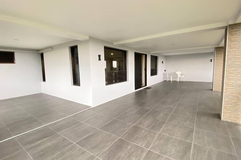 Lovely 4-Bedroom Holiday Home With Free Parking. ラウトカ エクステリア 写真